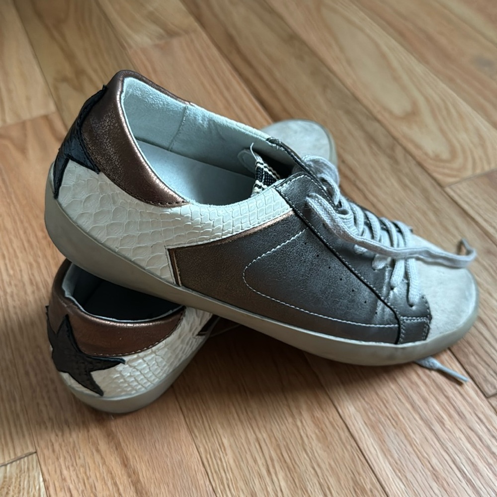 Shushop Sneakers